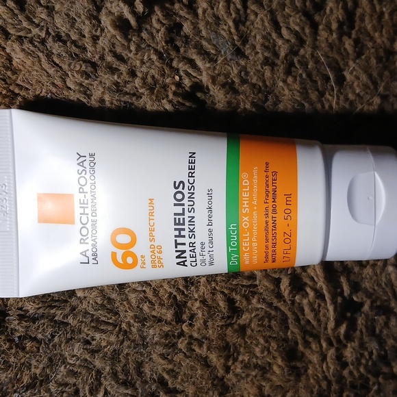 La Roche-Posay Anthelios Clear Skin Dry Touch Sunscreen SPF 60 - Picture 4 of 5